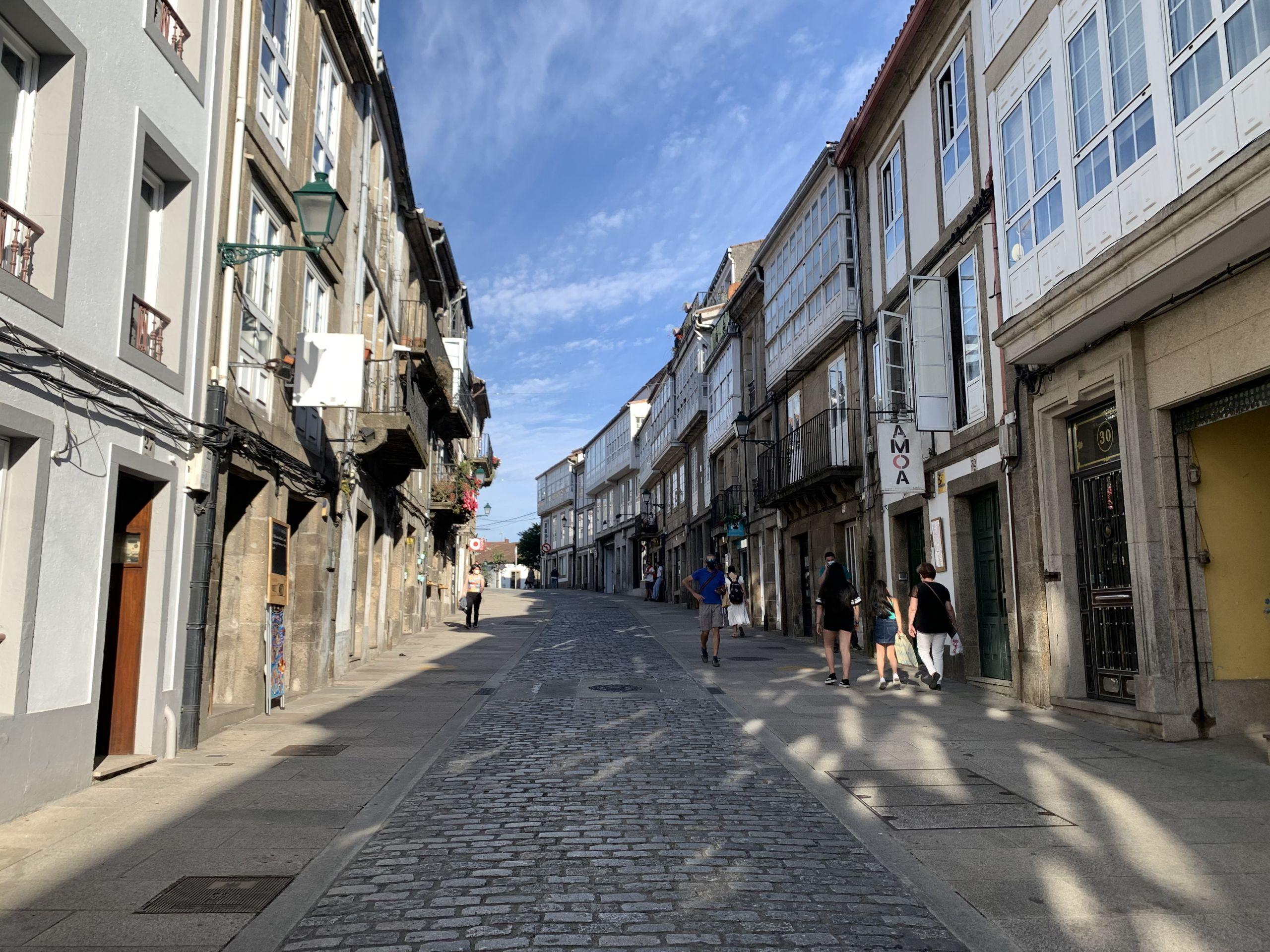 El sol se cuela por el Barrio de San Pedro, en Santiago de Compostela