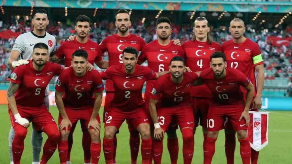 La selección turca de Okay (dorsal 5) se despide de la Eurocopa