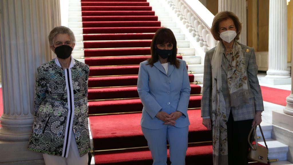 La reina Sofía junto a la presidenta del país, Katerina Sakellaropoulou, y su hermana Irene de Grecia.