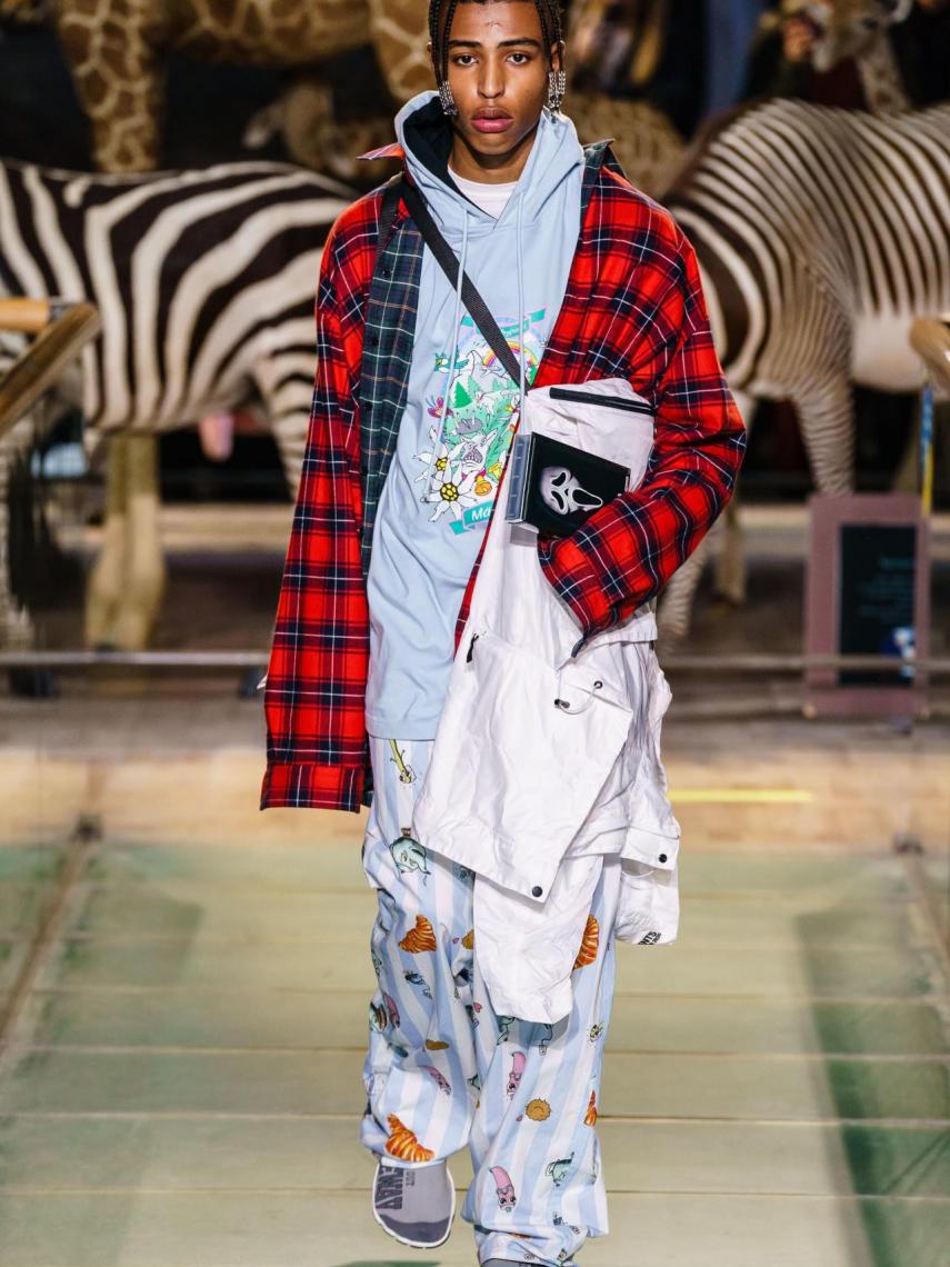 Modelo de Vetements en un desfile en París.