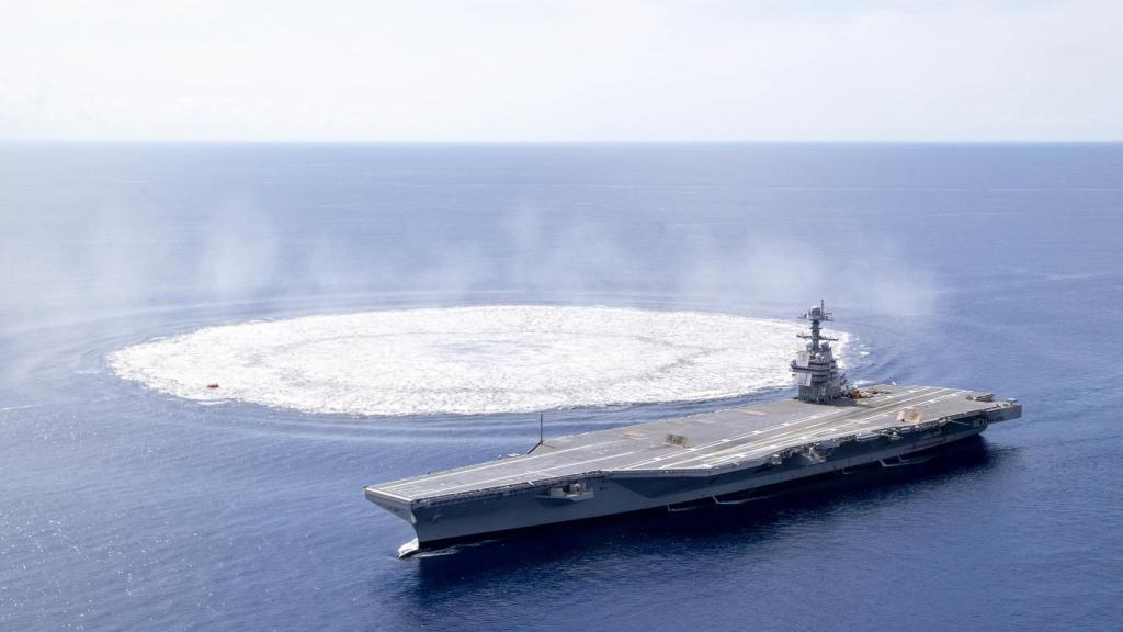 Explosión al lado del USS Gerald R. Ford