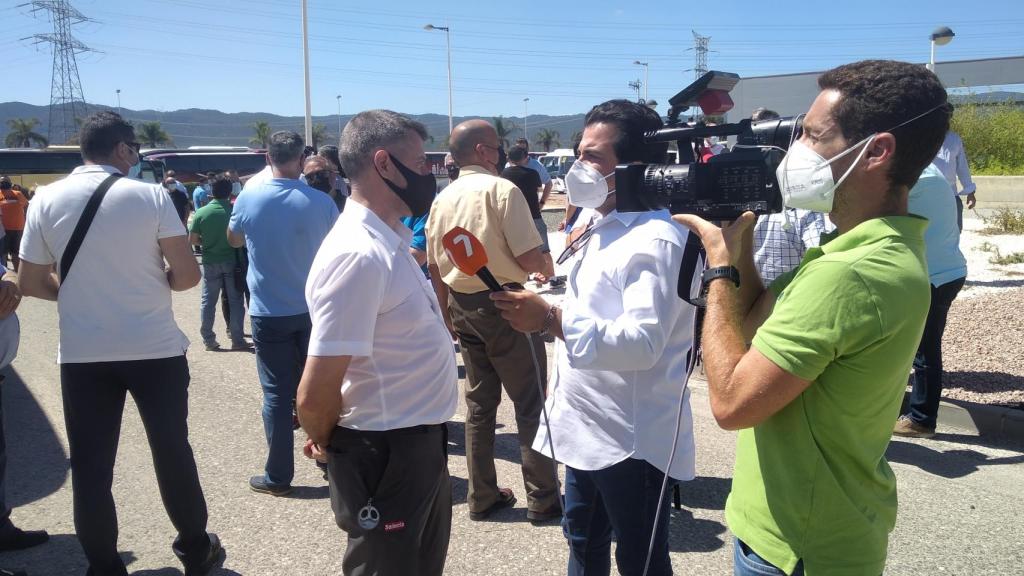 Uno de los conductores de autocares duranta la concentración de protesta de este lunes.