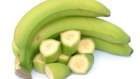 Unos plátanos verdes.