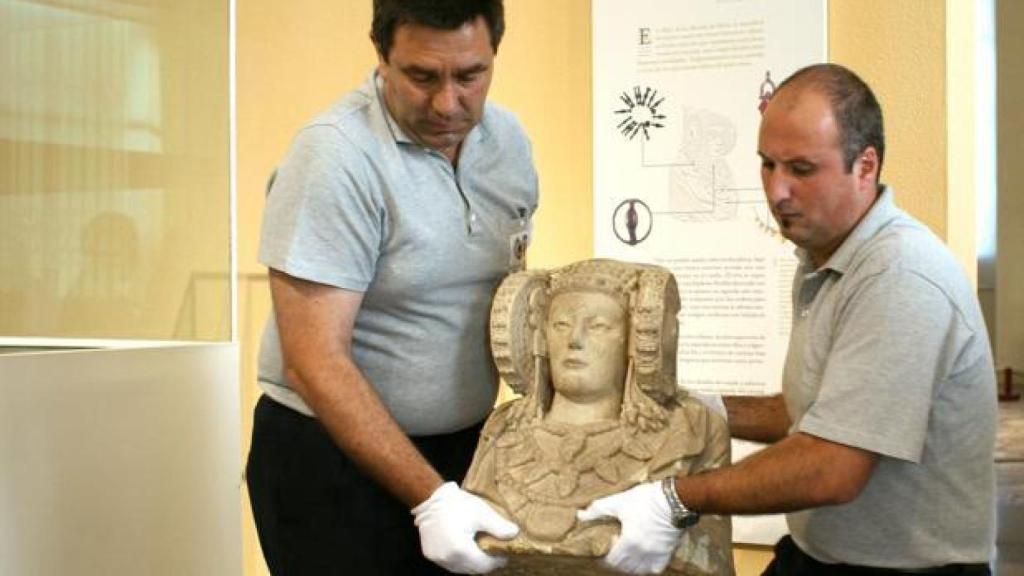 La Dama de Elche en su cesión en 2006 a la ciudad donde fue descubierta hace 124 años.