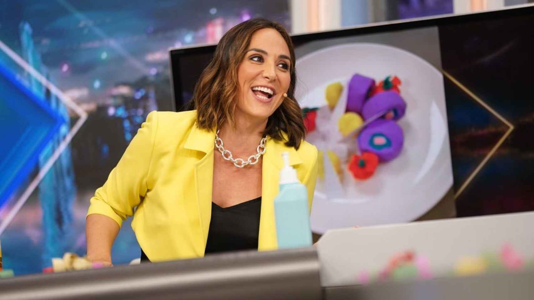 Tamara Falcó, luciendo una chaqueta 'cropped' durante una emisión de 'El Hormiguero'.