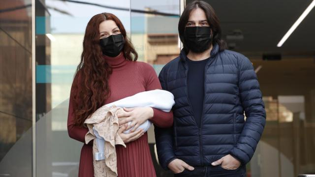 Joaquín Cortés y Mónica Moreno, en la presentación de su bebé, Andrea, a los medios.