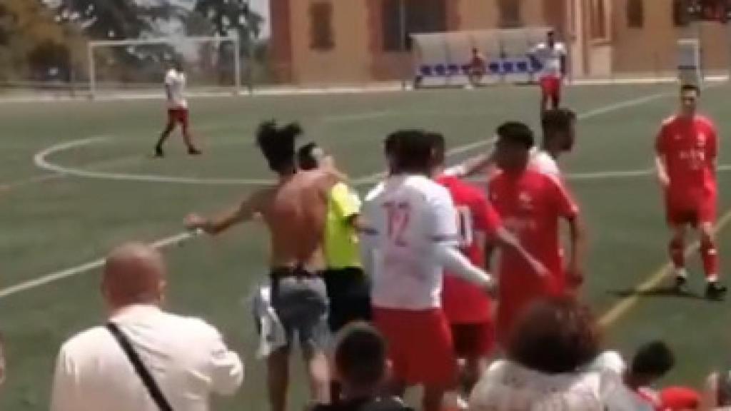 Un aficionado agrede al árbitro en pleno partido