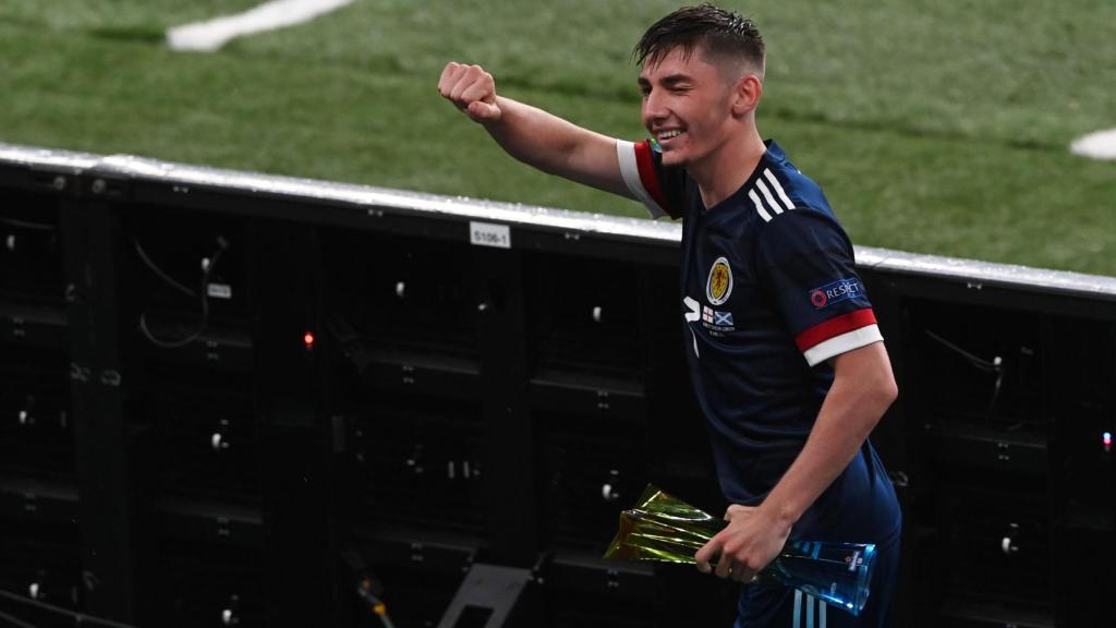 Billy Gilmour con su premio de MVP del Inglaterra - Escocia de la EURO 2020