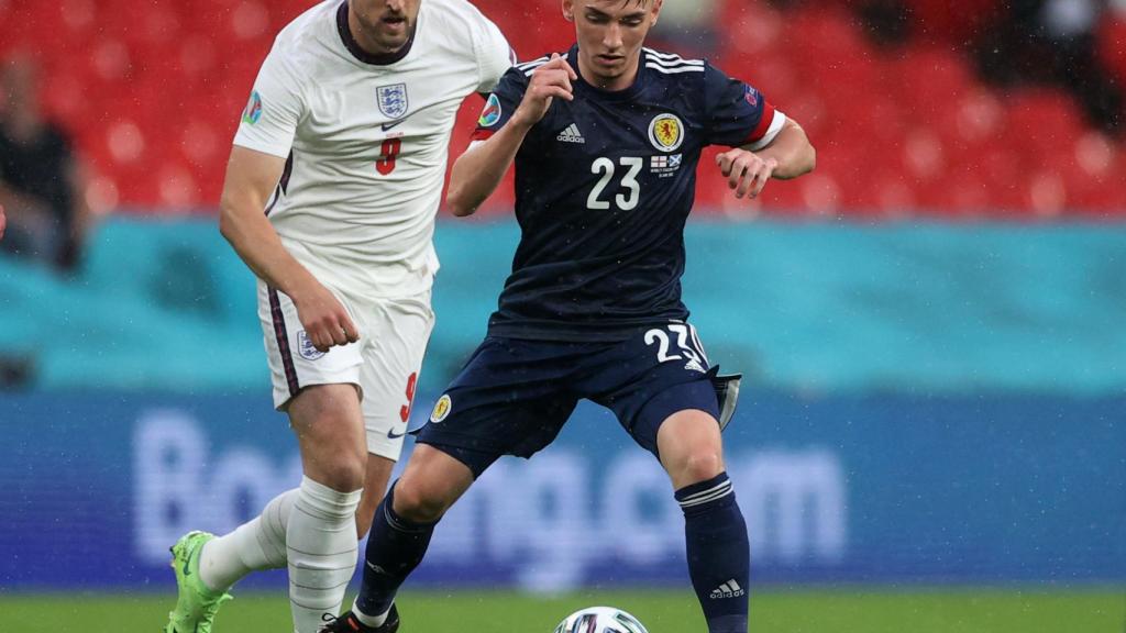 Billy Gilmour juega un balón ante Harry Kane