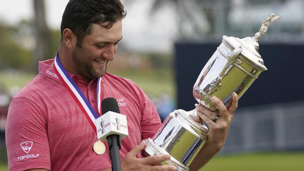 Jon Rahm, emocionado, observando el título del US Open