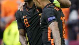 Memphis Depay y Wijnaldum celebra un gol con la selección de Holanda en la Eurocopa 2020