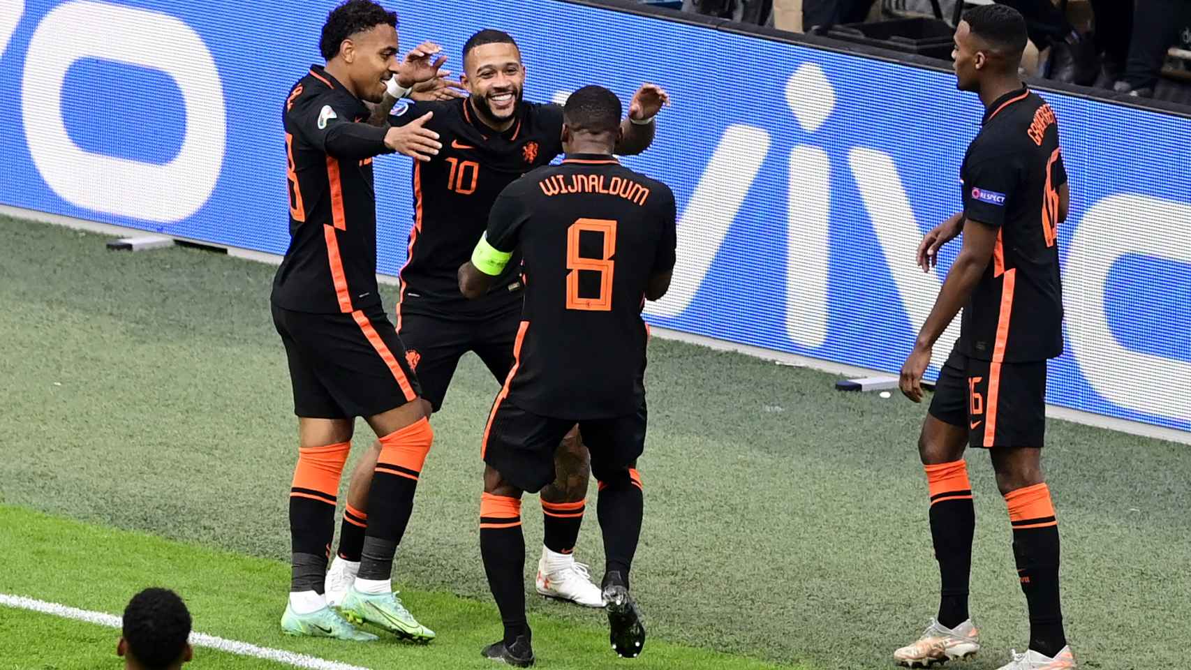 Memphis Depay celebra con sus compañeros su gol con la selección de Holanda ante Macedonia