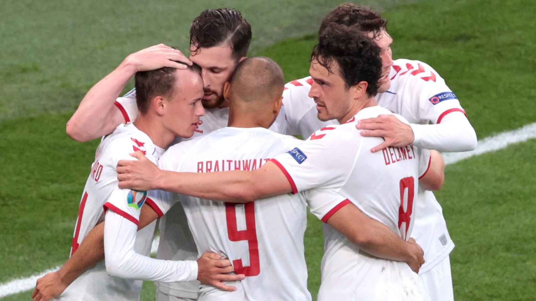 Piña de la selección de Dinamarca tras el gol de Mikkel Damsgaard