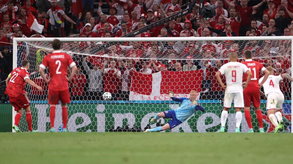 Lanzamiento de penalti de Dzyuba para el gol de la selección de Rusia ante Dinamarca