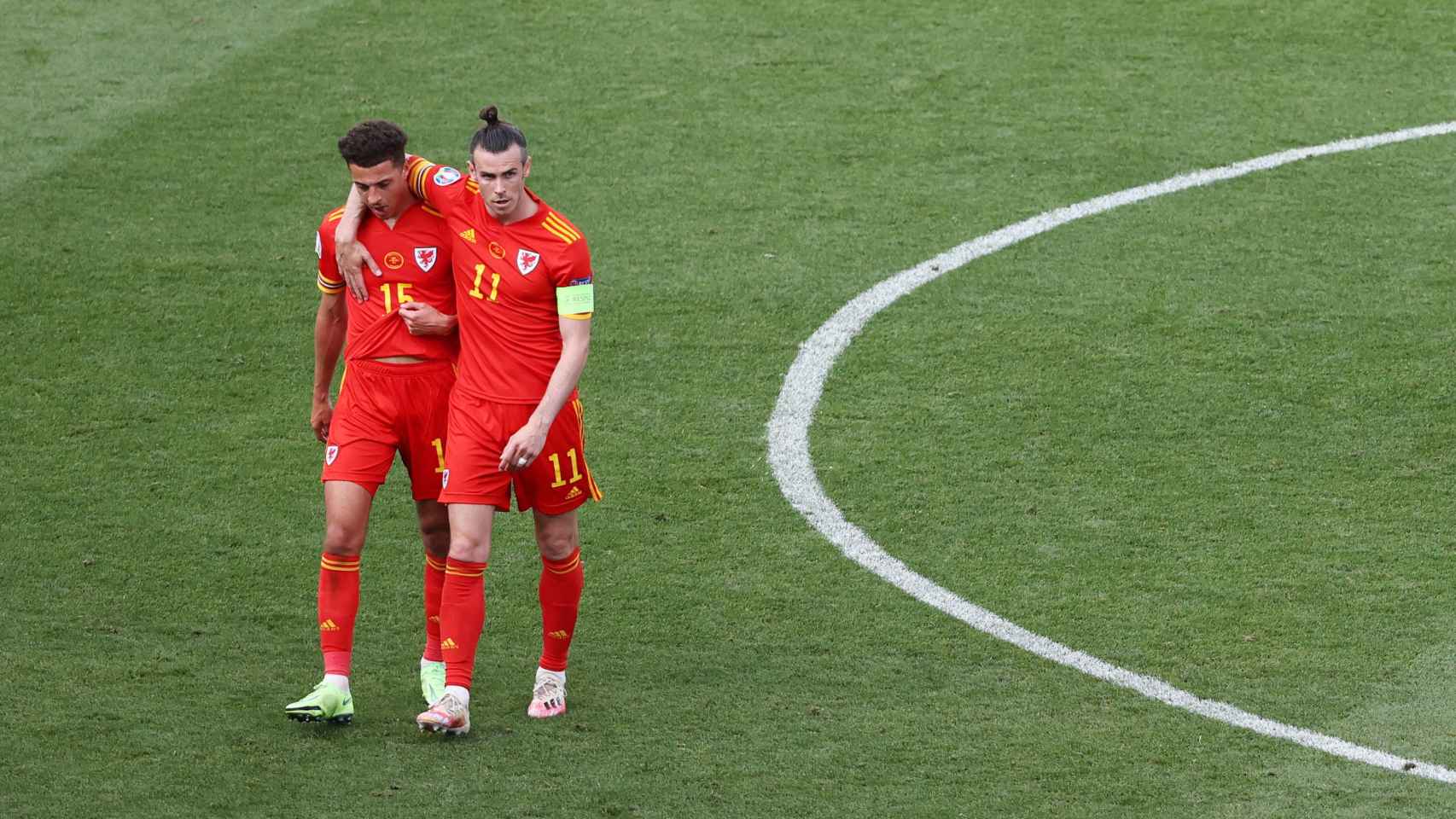 Gareth Bale acompañando a Ampadu en un partido de Gales
