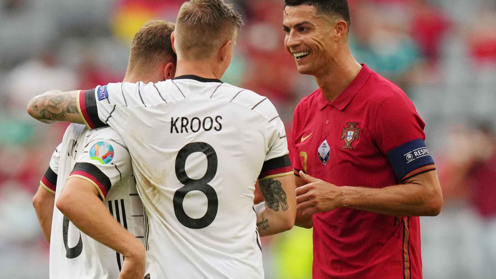 Cristiano Ronaldo y Toni Kroos hablando en la Eurocopa