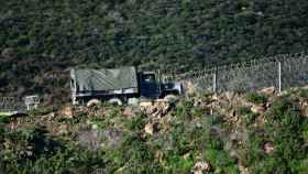 Un camión del ejército marroquí patrulla frente al tramo del vallado que separa España de Marruecos, en Ceuta. EP