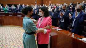 La portavoz de Vox en la Asamblea de Madrid, Rocío Monasterio felicita a Isabel Díaz Ayuso.