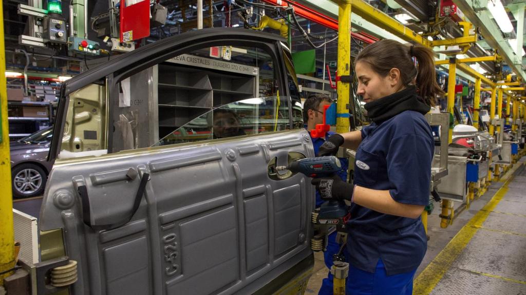 Empleada de Ford Almussafes en la línea de montaje. EE