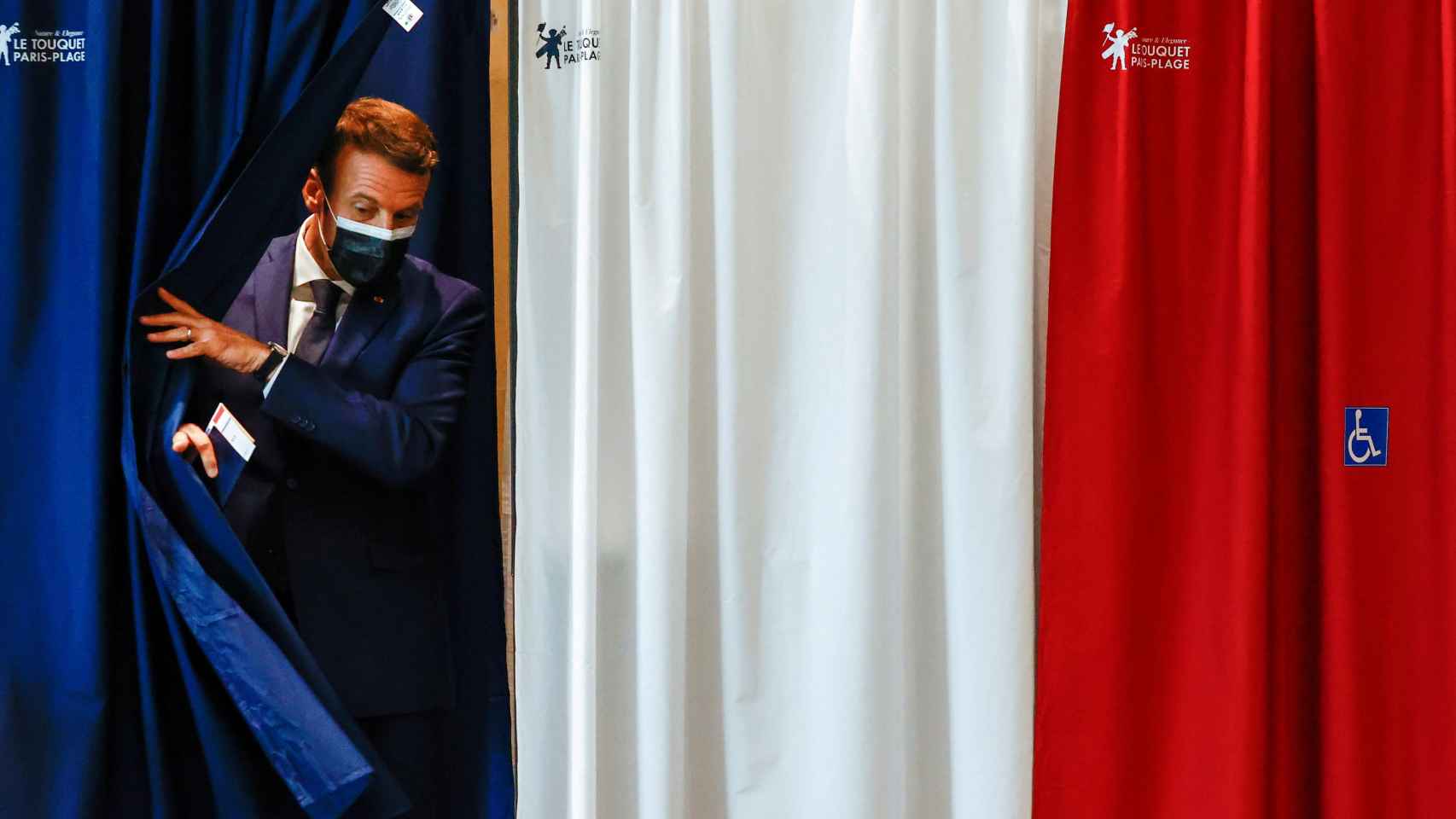 El presidente Emmanuel Macron en su colegio electoral de París.