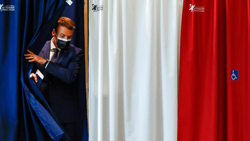 El presidente Emmanuel Macron en su colegio electoral de París.