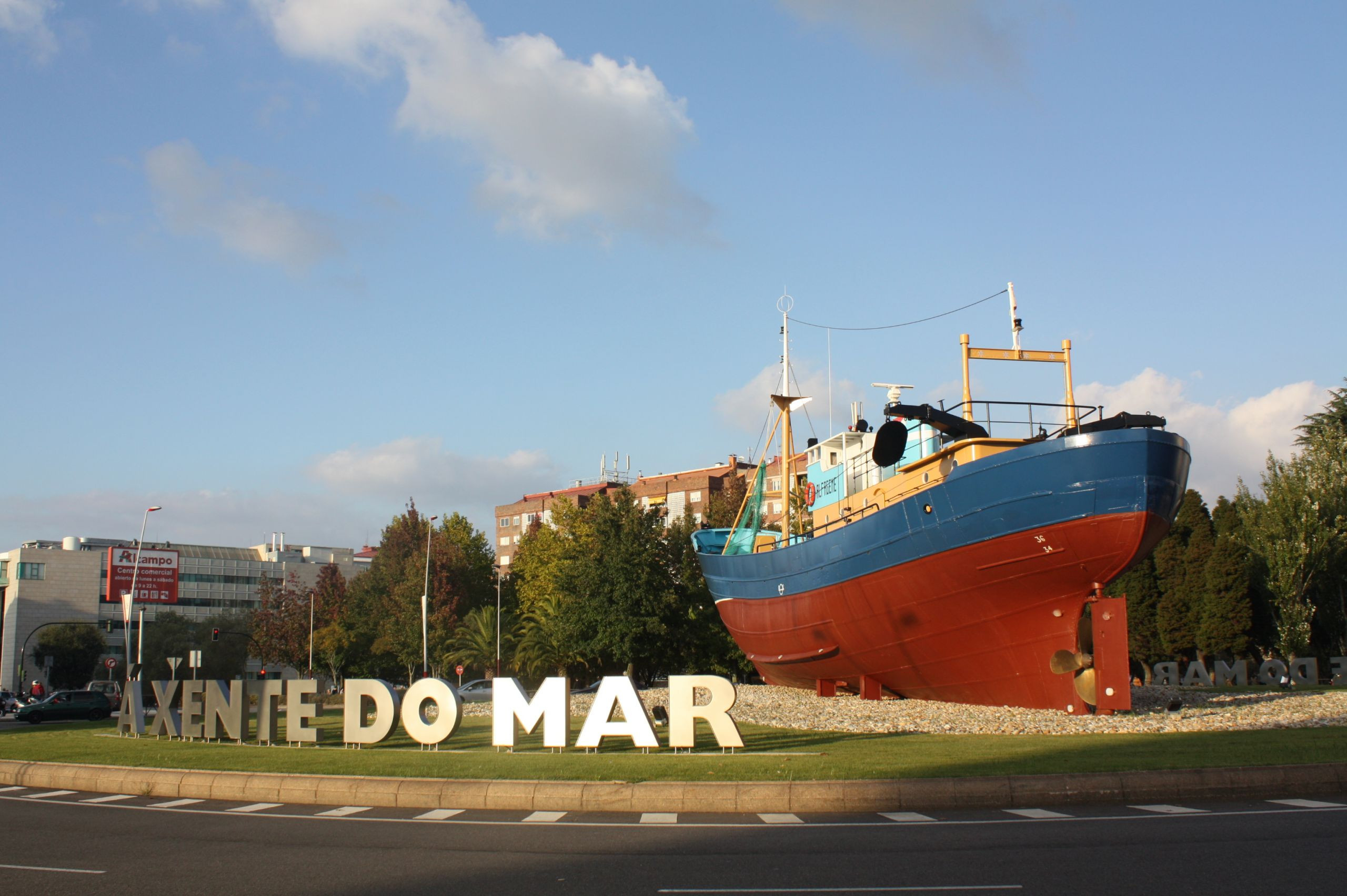 Barco ‘Bernardo Alfageme’ en la rotonda de Coia, en Vigo