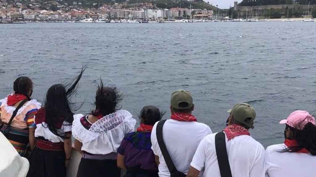 Delegación zapatista a su llegada a Baiona, en Galicia.