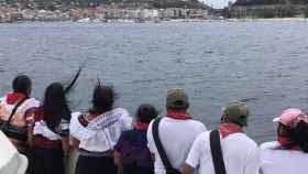 Delegación zapatista a su llegada a Baiona, en Galicia.