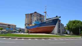 Barco ‘Bernardo Alfageme’ en la rotonda de Coia, en Vigo.