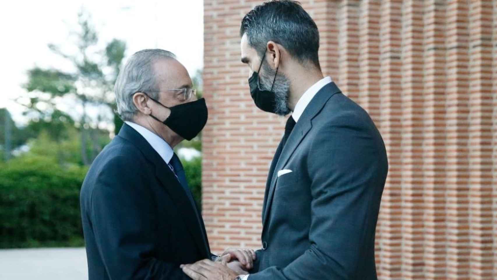 Florentino Pérez y Fernando Sanz, durante el funeral de Lorenzo Sanz