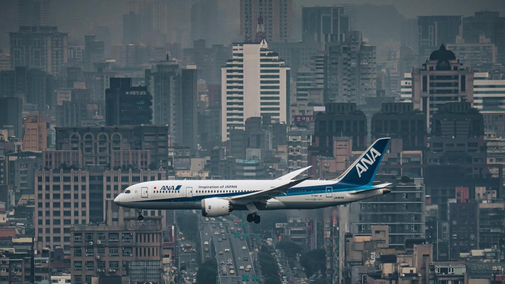 Avión aproximándose al aeropuerto