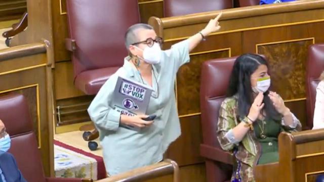 María Carvalho Dantas, diputada de ERC en el Congreso, junto a Macarena Olona, de Vox.