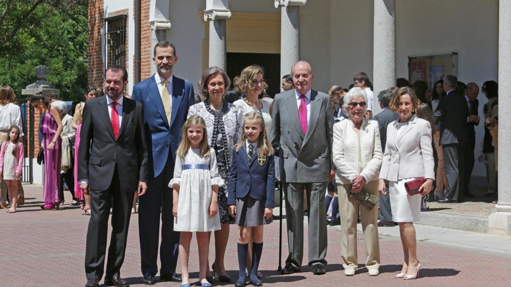 Leonor, el día de su primera comunión, junto a sus padres, hermana y abuelos.