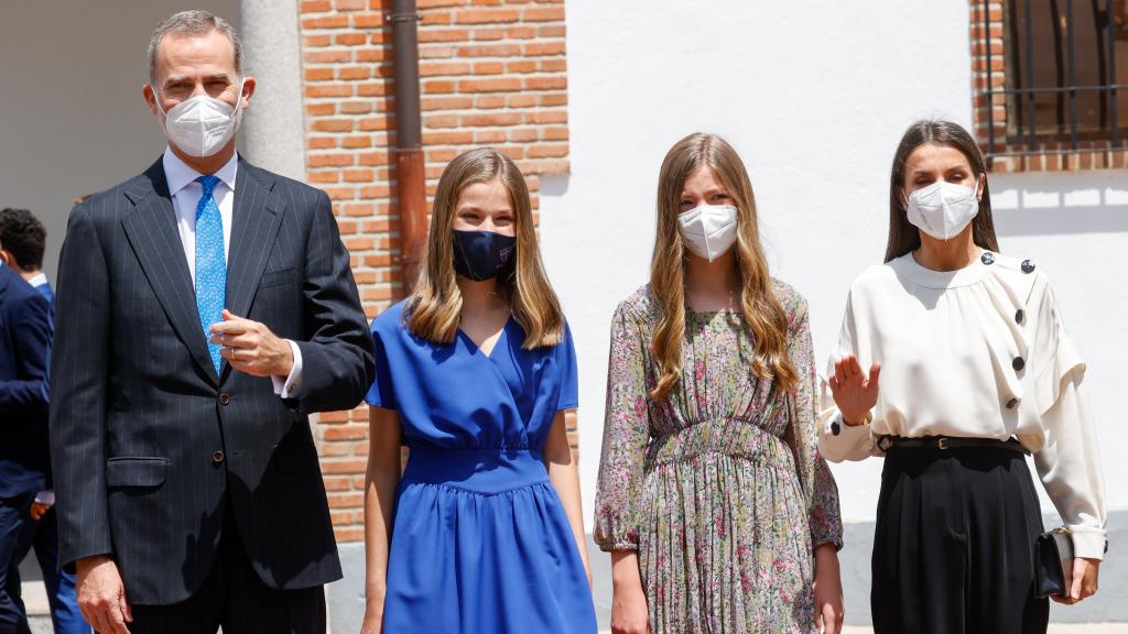 Leonor junto a los Reyes y la infanta Sofía el día de su confirmación.