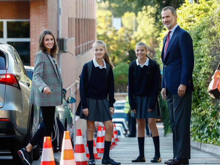 Leonor junto a sus padres y hermana, el primer día de colegio de 2019.