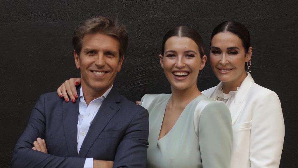 Alba Díaz, junto a sus padres el día de su graduación.