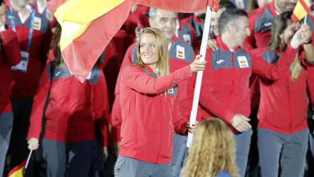 Mireia Belmonte con la bandera de España en los Juegos del Mediterráneo 2018