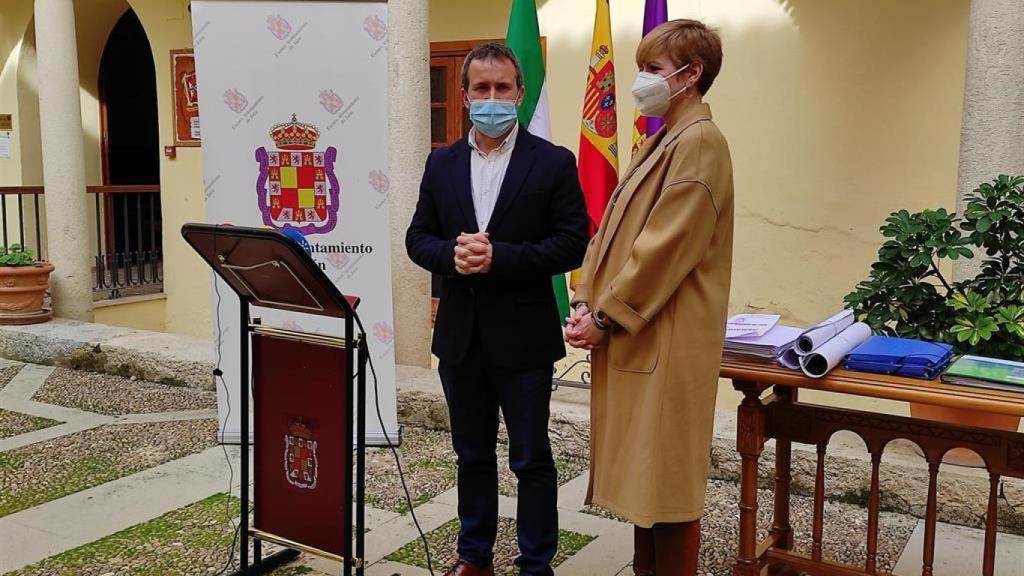 María Cantos junto a Julio Millán en el Ayuntamiento de Jaén.