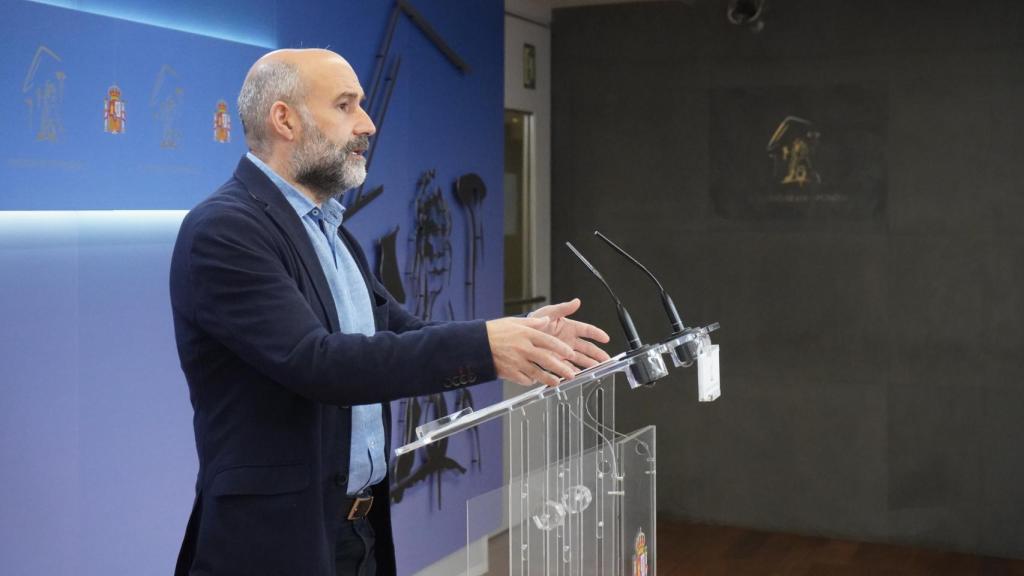 El diputado del BNG, Néstor Rego, durante una rueda de prensa.