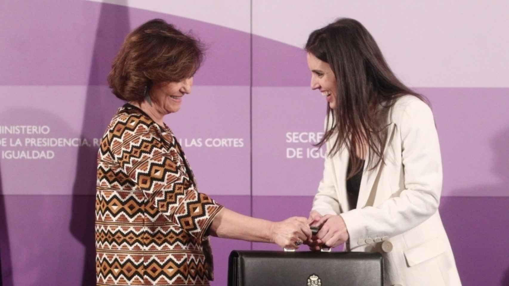 Carmen Calvo entrega la cartera del Ministerio de Igualdad a Irene Montero tras el pacto de Gobierno de coalición.