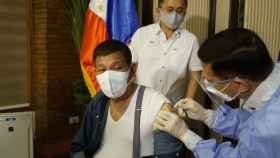 El presidente de Filipinas, Rodrigo Duterte, recibe la primera dosis de la vacuna china Sinopharm.