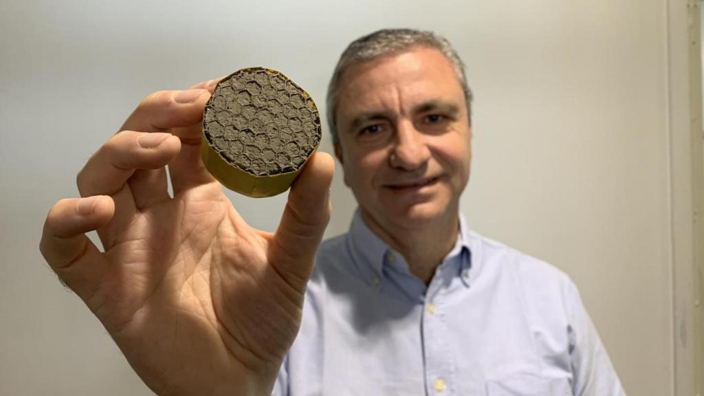 Michele Meo, investigador líder del proyecto, junto con el material