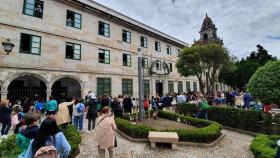 Aplauso a las puertas del colegio Dominicos