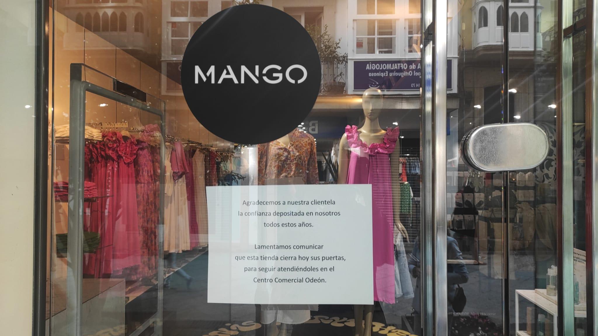 Cartel anunciando el cierre de Mango en Ferrol. Foto: Quincemil.