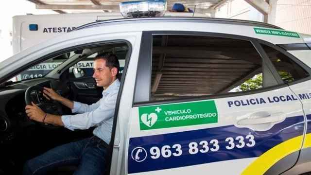 Carlos Fernández Bielsa, alcalde de Mislata, en un coche eléctrico de la Policía Local de la ciudad. EE