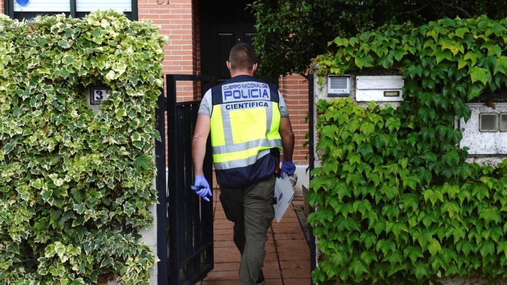 Miembros de la Científica del Cuerpo Nacional de Policía llegan al lugar del suceso.