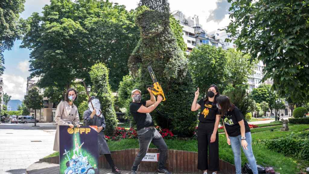 Presentación de la quinta edición del Galician Freaky Film Festival frente al Dinoseto de Vigo