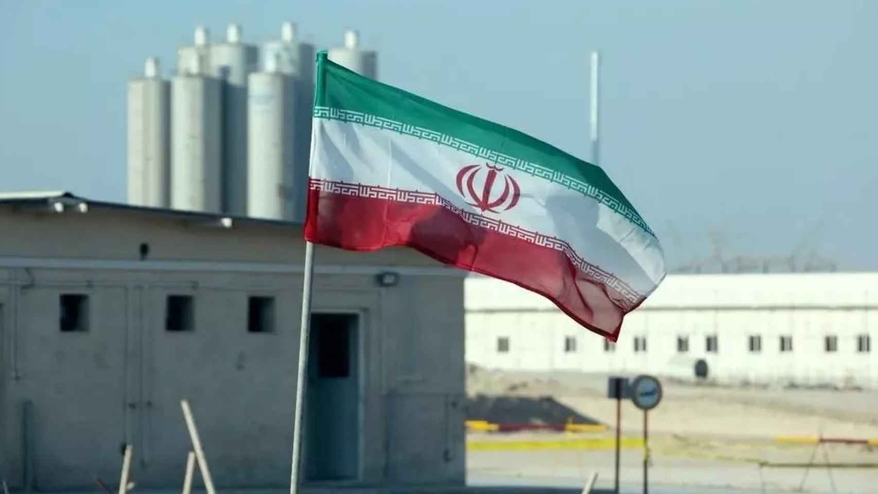 La bandera de Irán en un edificio nuclear del país.