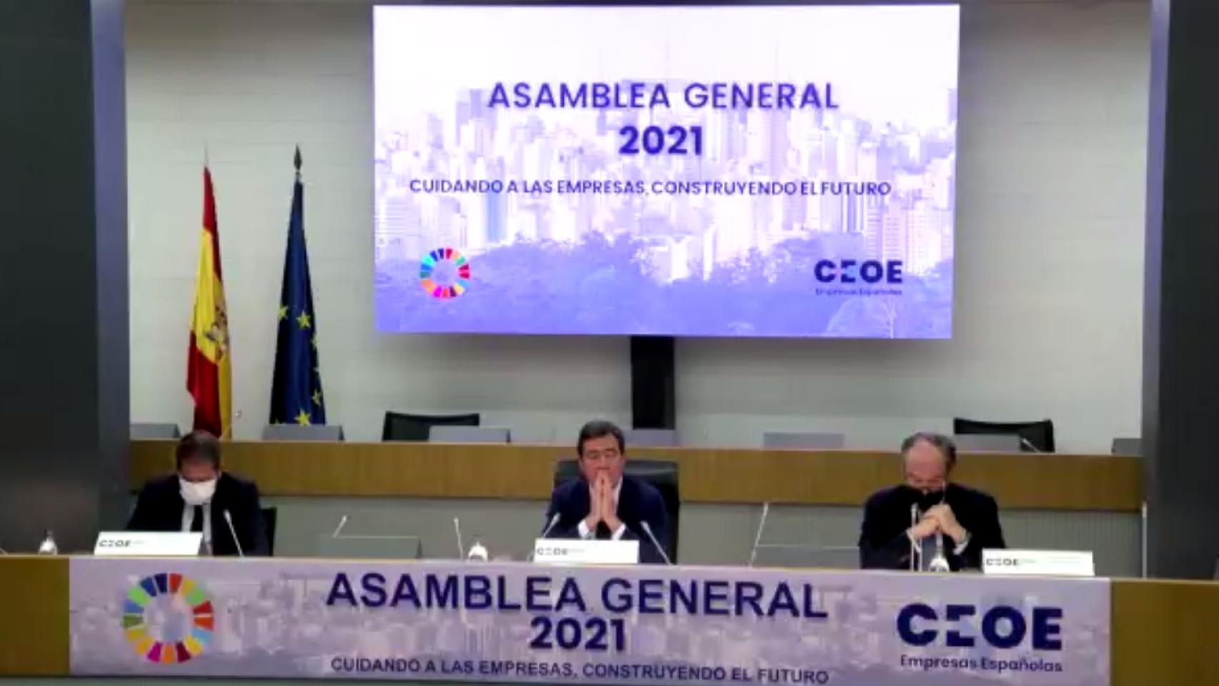 El presidente de la CEOE, Antonio Garamendi, acompañado del presidente de Cepyme, Gerardo Cuerva, y el secretario general de la patronal, José A. González Ruiz.