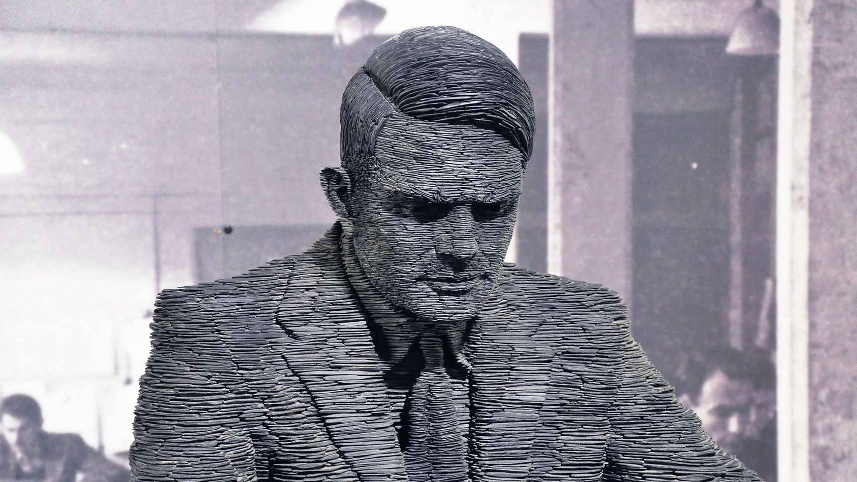 Escultura en pizarra de Alan Turing, creada por Stephen Kettle, en Bletchley Park, Inglaterra.